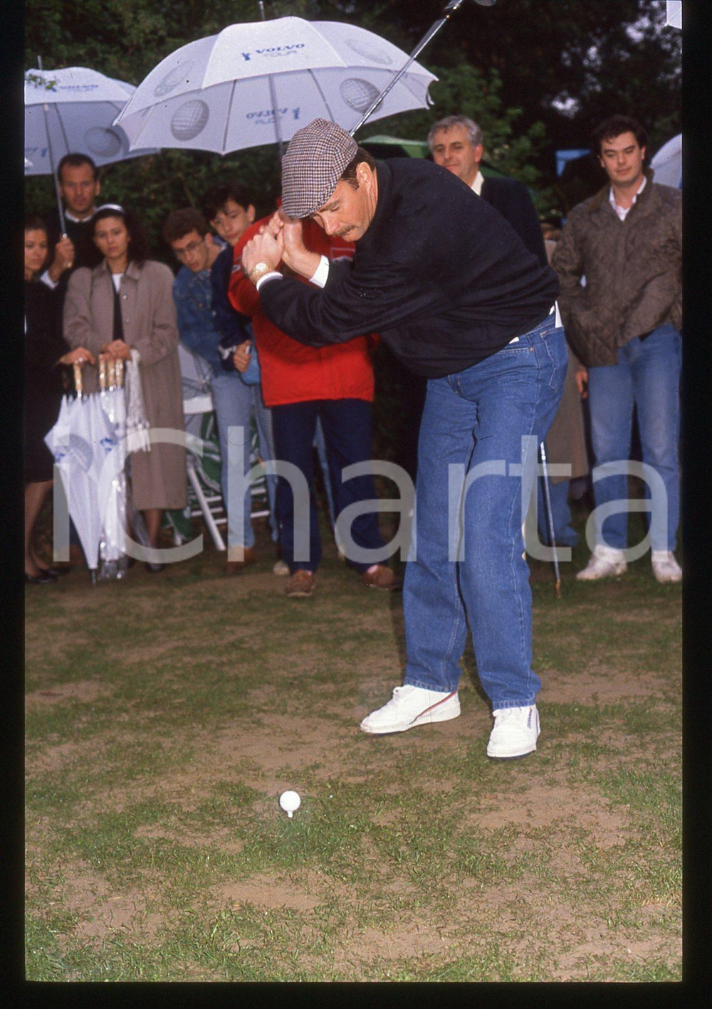 35mm vintage slide* 1990 ca VOLVO TOUR Nigel MANSELL giocatore di golf (17)  CONDIZIONI: GOOD Tutti i diritti riservati.E' severamente vietata la riproduzione.  ICharta mette in vendita, sul negozio eBay e in esclusiva sul sito "icharta" il proprio archivio composto da numerose diapositive e negativi fotografici d'epoca, tutti originali e autentici, che attraversano la storia del costume italiano tra gli la fine degli anni Sessanta e Novanta.Si tratta di uno sguardo inedito sull'attualit&agrave;, la politica, la vita quotidiana, il gossip e la cultura, che fotografa il cambiamento della nazione in quest'ultimo scorcio del XX secolo. Un'occasione unica per il mercato del collezionismo, che vede finalmente disponibile un archivio eccezionale per vastit&agrave;, tematiche e condizioni, in un settore (il negativo fotografico e la diapositiva) di assoluta novit&agrave; e dalle interessanti prospettive di investimento.     originale e autentica 1