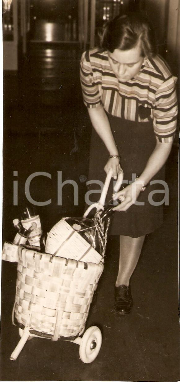 Fotografia d epoca originale 1941 BERLIN DE Donna con sporta di fiaschi di vino Fotografia 1