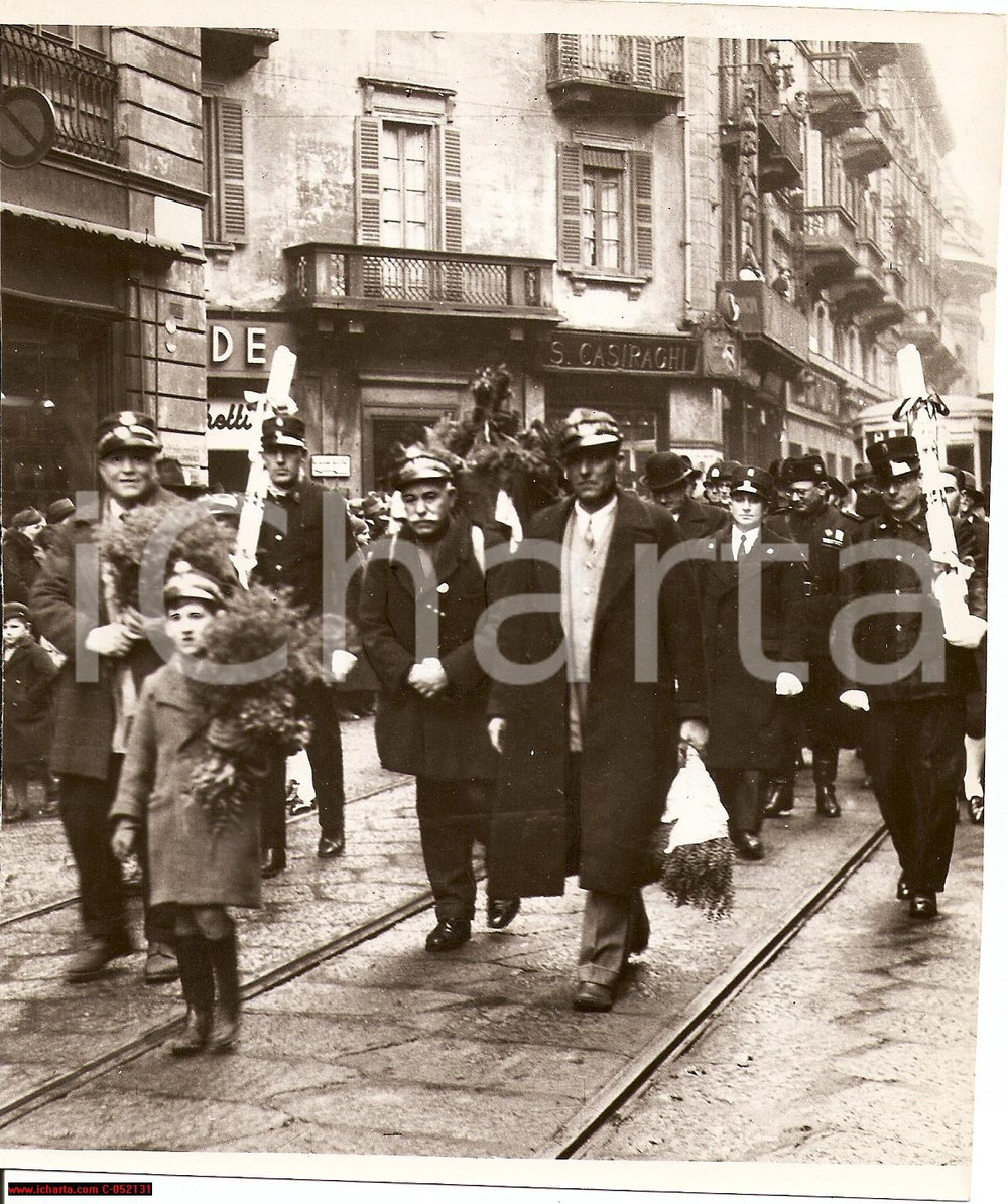 Fotografia d'epoca originale 1937 MILANO Processione dei facchini festa S. AQUILINO 1