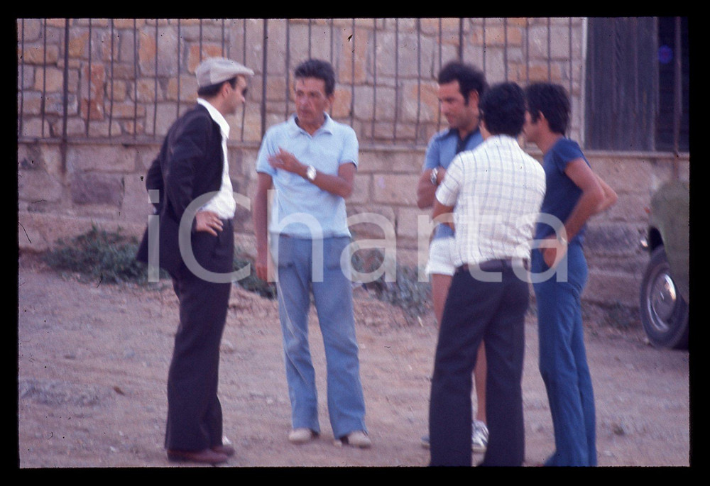 35mm vintage slide* 1974 STINTINO Enrico BERLINGUER paparazzato in vacanza PCI 1  Diapositiva d'epoca, in formato 35 mm.  CONDIZIONI: FAIR (macchie nella parte centrale)Tutti i diritti riservati.E' severamente vietata la riproduzione. ICharta mette in vendita, sul negozio eBay e in esclusiva sul sito "icharta" il proprio archivio composto da numerose diapositive e negativi fotografici d'epoca, tutti originali e autentici, che attraversano la storia del costume italiano tra gli la fine degli anni Sessanta e Novanta.Si tratta di uno sguardo inedito sull'attualit&agrave;, la politica, la vita quotidiana, il gossip e la cultura, che fotografa il cambiamento della nazione in quest'ultimo scorcio del XX secolo. Un'occasione unica per il mercato del collezionismo, che vede finalmente disponibile un archivio eccezionale per vastit&agrave;, tematiche e condizioni, in un settore (il negativo fotografico e la diapositiva) di assoluta novit&agrave; e dalle interessanti prospettive di investimento.  originale e autentica 1