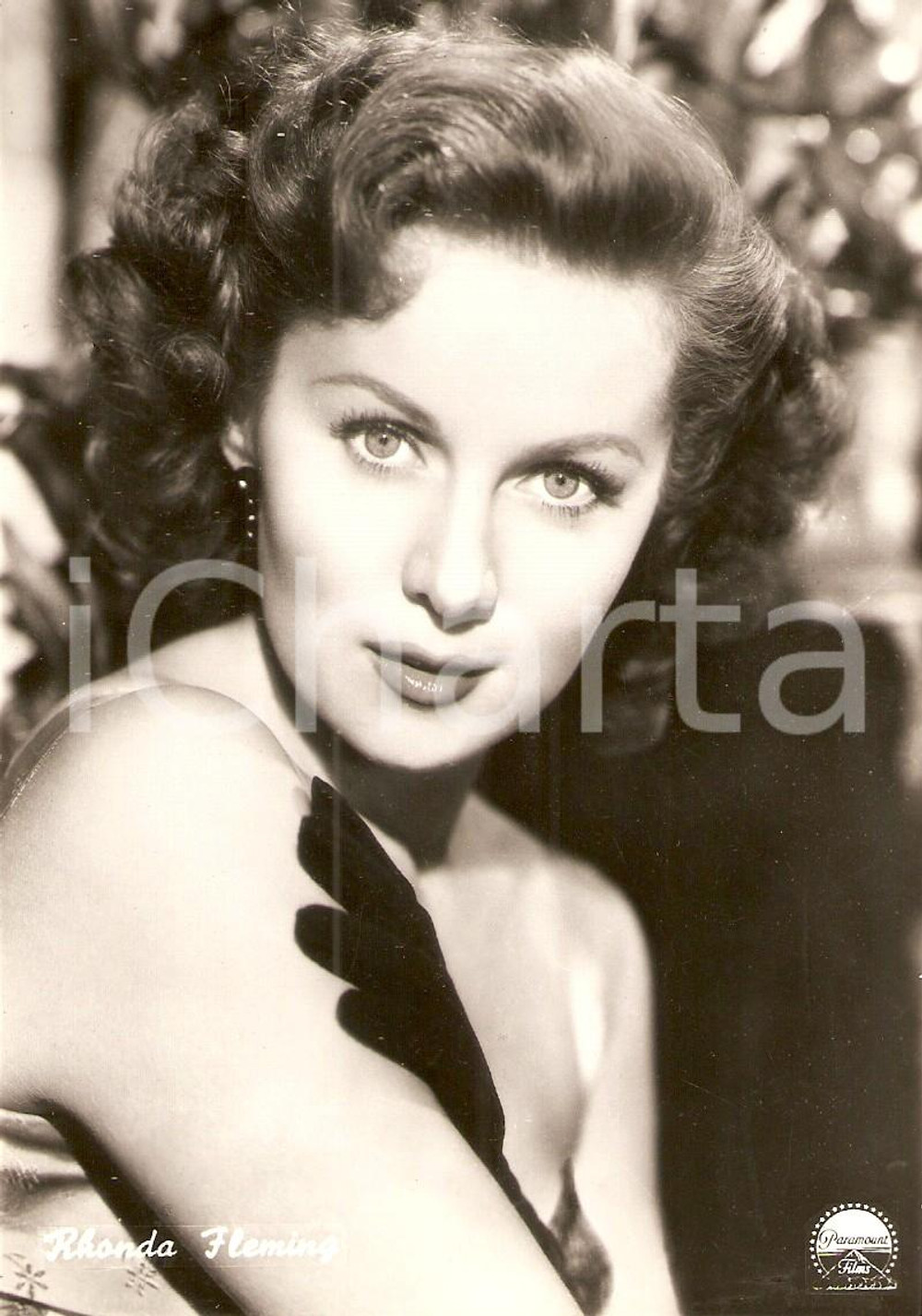 Cartolina originale da collezione 1955 ca CINEMA Actress Rhonda FLEMING wears silk gloves Cartolina FG NV 1