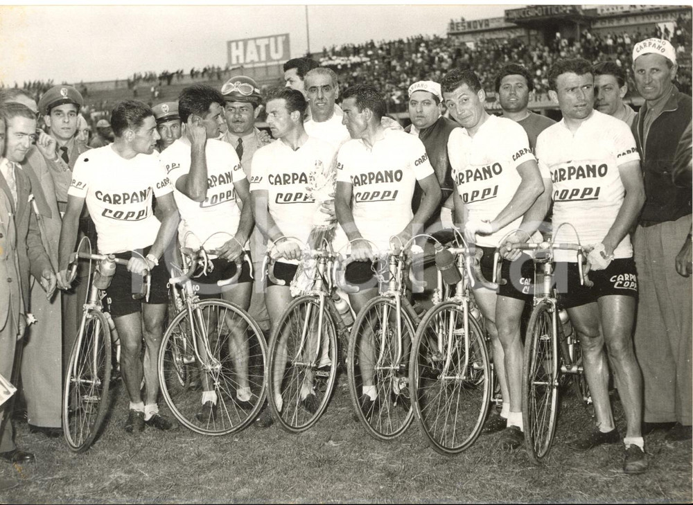 1956 GIRO D'ITALIA LIVORNO Pietro NASCIMBENE festeggiato dalla COPPI-CARPANO  Fotografia d'epoca con didascalia coeva al verso.    CONDIZIONI: FAIR (sovraimpressione lineare) FORMATO: 18x13 cm     originale e autentica 1