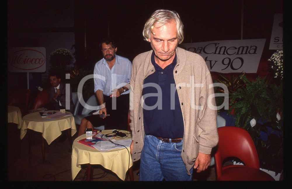 35mm vintage slide* 1988 BARI Gian Maria VOLONTE' al premio EUROPACINEMA (1)  Diapositiva d'epoca, in formato 35 mm.CONDIZIONI: GOOD   Tutti i diritti riservati.E' severamente vietata la riproduzione. ICharta mette in vendita, sul negozio eBay e in esclusiva sul sito "icharta" il proprio archivio composto da numerose diapositive e negativi fotografici d'epoca, tutti originali e autentici, che attraversano la storia del costume italiano tra gli la fine degli anni Sessanta e Novanta.Si tratta di uno sguardo inedito sull'attualit&agrave;, la politica, la vita quotidiana, il gossip e la cultura, che fotografa il cambiamento della nazione in quest'ultimo scorcio del XX secolo. Un'occasione unica per il mercato del collezionismo, che vede finalmente disponibile un archivio eccezionale per vastit&agrave;, tematiche e condizioni, in un settore (il negativo fotografico e la diapositiva) di assoluta novit&agrave; e dalle interessanti prospettive di investimento.  originale e autentica 1