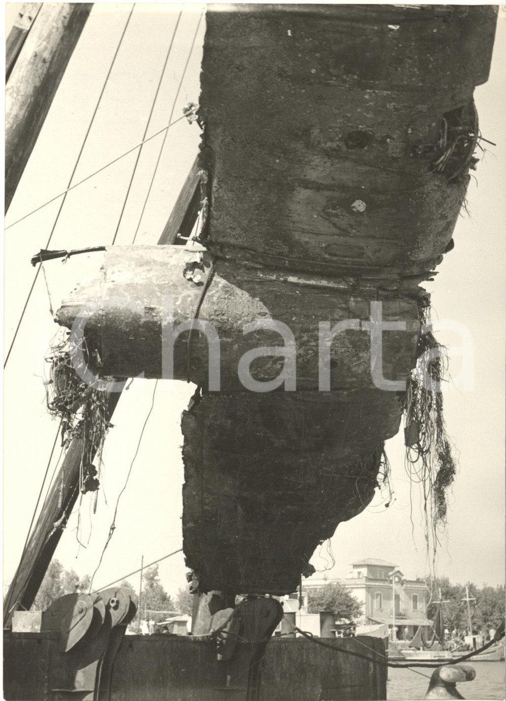 1954 OSTIA Recupero di aereo tedesco precipitato durante la guerra *Foto 13x18 Fotografia d'epoca con didascalia coeva.  CONDIZIONI: G (ma sovraimpressione circolare) FORMATO: 13x18 cm    originale e autentica 1