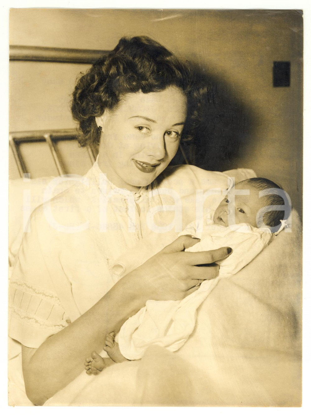 1954 LONDON Central Middlesex Hospital - Jacqueline HITCHCOCK holding her baby 