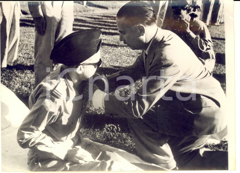 1954 SAIGON (VIETNAM) Guy LA CHAMBRE dÃ©core le lieutenant BIANCONI *Foto Fotografia d'epoca, con didascalia coeva. CONDIZIONI: GFORMATO: 18x13 cm    originale e autentica 1