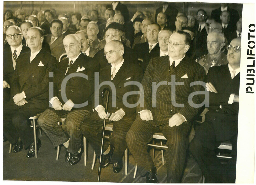 1954 ROMA Convegno OIL - Presidente Luigi EINAUDI *Foto 18x13 cm Fotografia d'epoca con didascalia coeva al verso.  CONDIZIONI: G (ma lieve alone diffuso) CONDIZIONI: 18x13 cm    originale e autentica 1