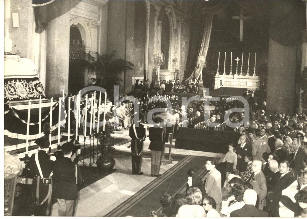 1958 ROMA S. MARIA DEGLI ANGELI Funerali in suffragio di papa Pio XII *Foto Fotografia d'epoca, con didascalia coeva al verso.Si tratta della cerimonia di commemorazione alla presenza di Giovanni Gronchi. CONDIZIONI: G FORMATO: 18x13 cm    originale e autentica 1
