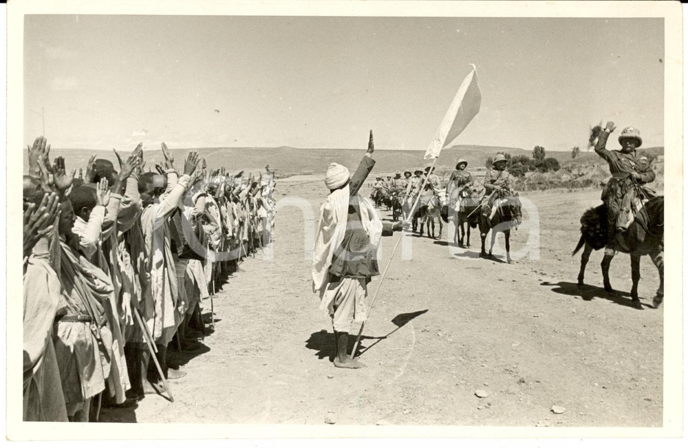 Fotografia d epoca originale 1935 MACALLE  ETIOPIA Generale Achille VACCARISI accolto da indigeni conquistati 1