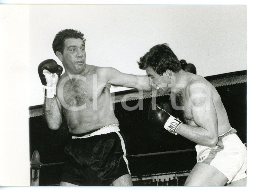 1957 MILANO BOXE Joey MAXIM colpisce con un gancio Giacomo BOZZANO *Foto 18x13 Fotografia d'epoca con didascalia coeva.  CONDIZIONI: FAIR (bassa qualit&agrave; di stampa; piccola piegatura all'angolo superiore sinistro) FORMATO: 18x13 cm     originale e autentica 1