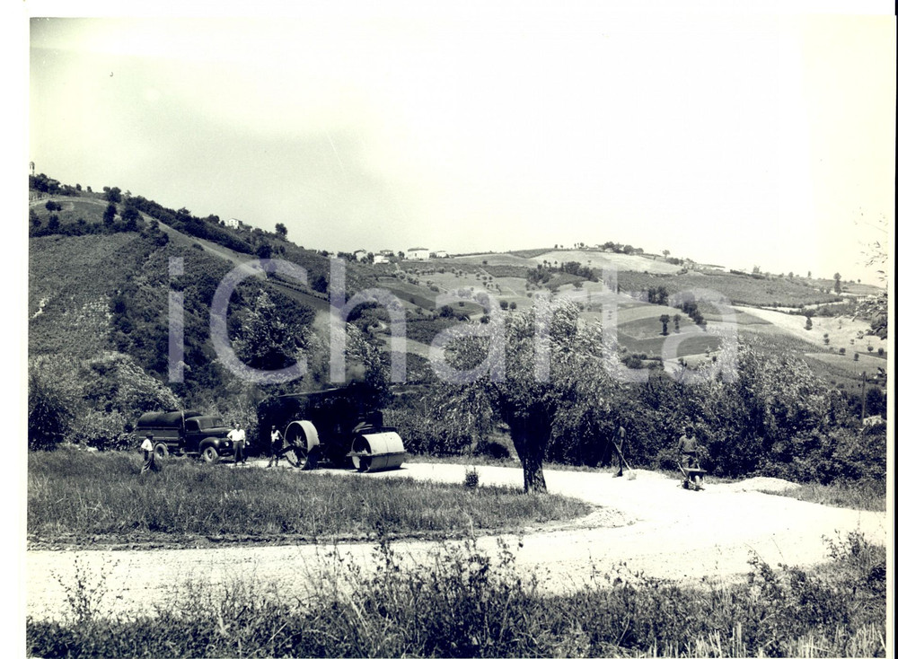 Fotografia d epoca originale 1950 ca VOLPARA Operai al lavoro lungo una strada di campagna FOTO ARTISTICA 1