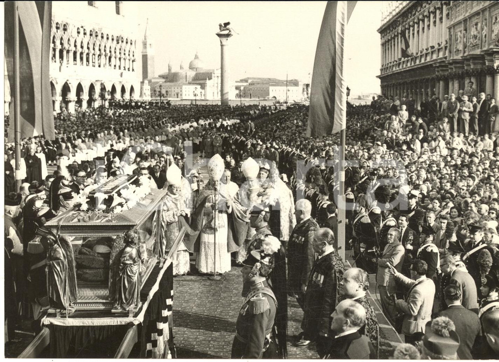 1959 VENEZIA Partenza spoglie San Pio X - Discorso card. Giovanni URBANI *Foto  Fotografia d'epoca, con didascalia coeva al verso.  CONDIZIONI: G FORMATO: 18x13 cm     originale e autentica 1