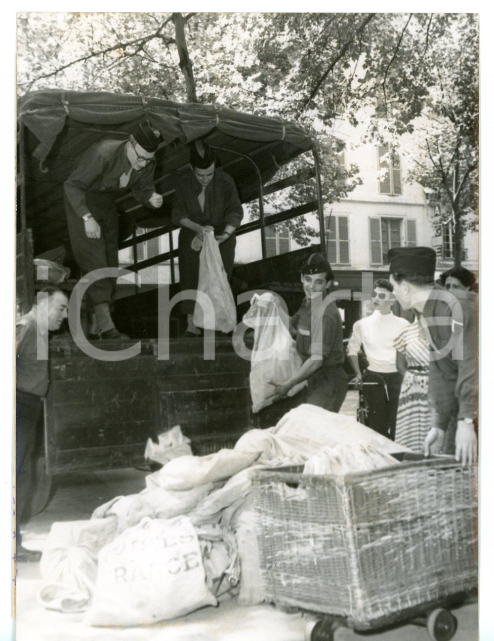 1953 PARIS Sciopero PTT - Militari distribuiscono la corrispondenza *Foto 13x18