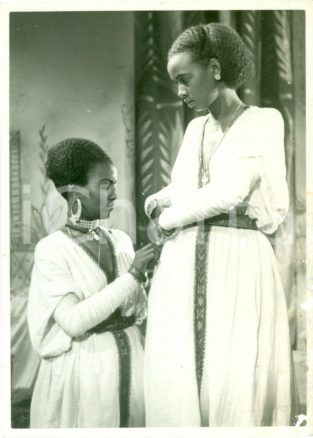Fotografia d epoca originale 1939 ROMA CINECITTA  Film Abuna Messias Indigene durante vestizione Foto scena 1
