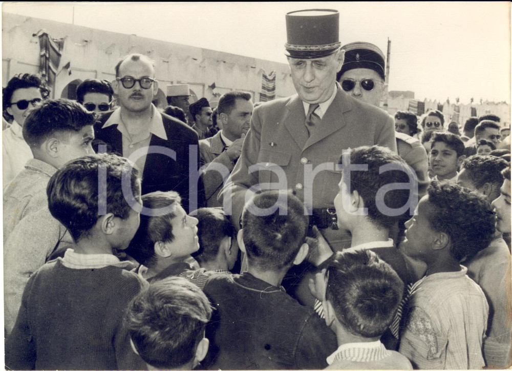1957 BECHAR (ALGERIE) Place Lutaud - Général DE GAULLE entouré par les enfants