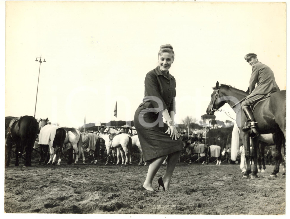 1960 ROMA Villa Borghese - Dodo D'HAMBOURG nel galoppatoio *Foto 24x18 cm  Fotografia d'epoca, con didascalia coeva al verso.  CONDIZIONI: FAIR (piegature)FORMATO: 24x18 cm     originale e autentica 1
