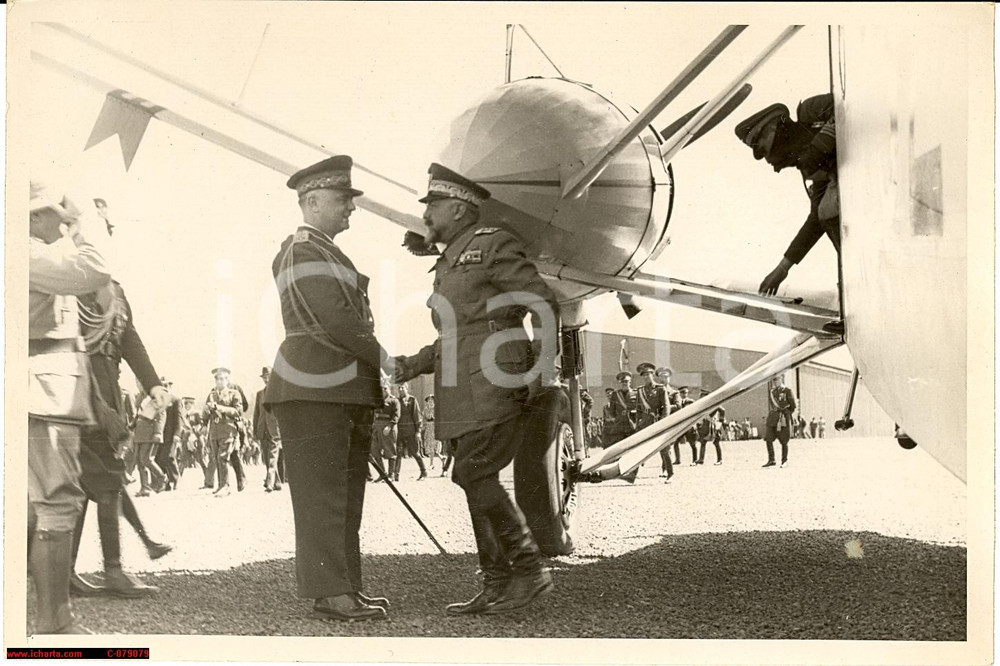 Fotografia d epoca originale 1937 A.O.I. ATTILIO TERUZZI sbarca dall aereo ad ADDIS ABEBA Fotografia 1