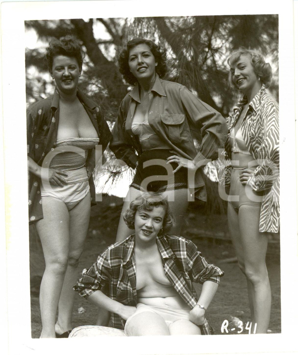 Fotografia d epoca originale 1965 ca USA  EROTICA VINTAGE Sexy women in open blouses PHOTO 1