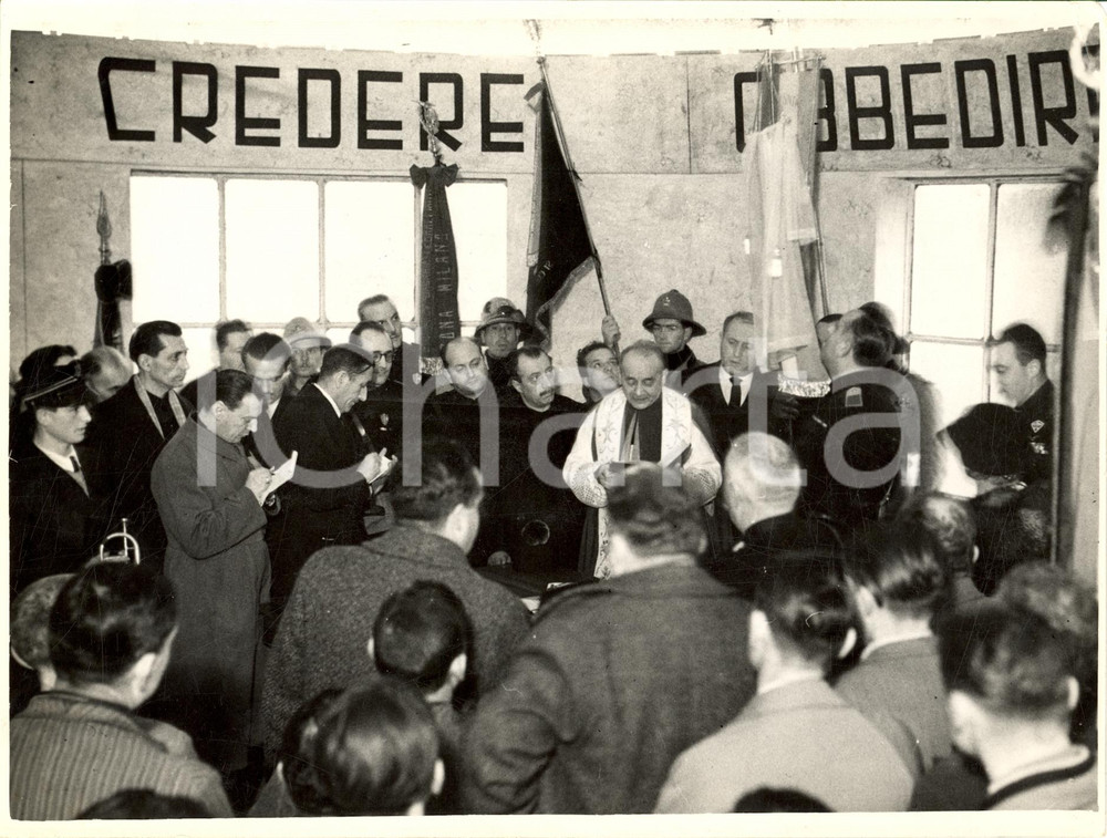 Fotografia d epoca originale 1936 RHO MI Parroco benedice labaro Casa del FASCIO 1