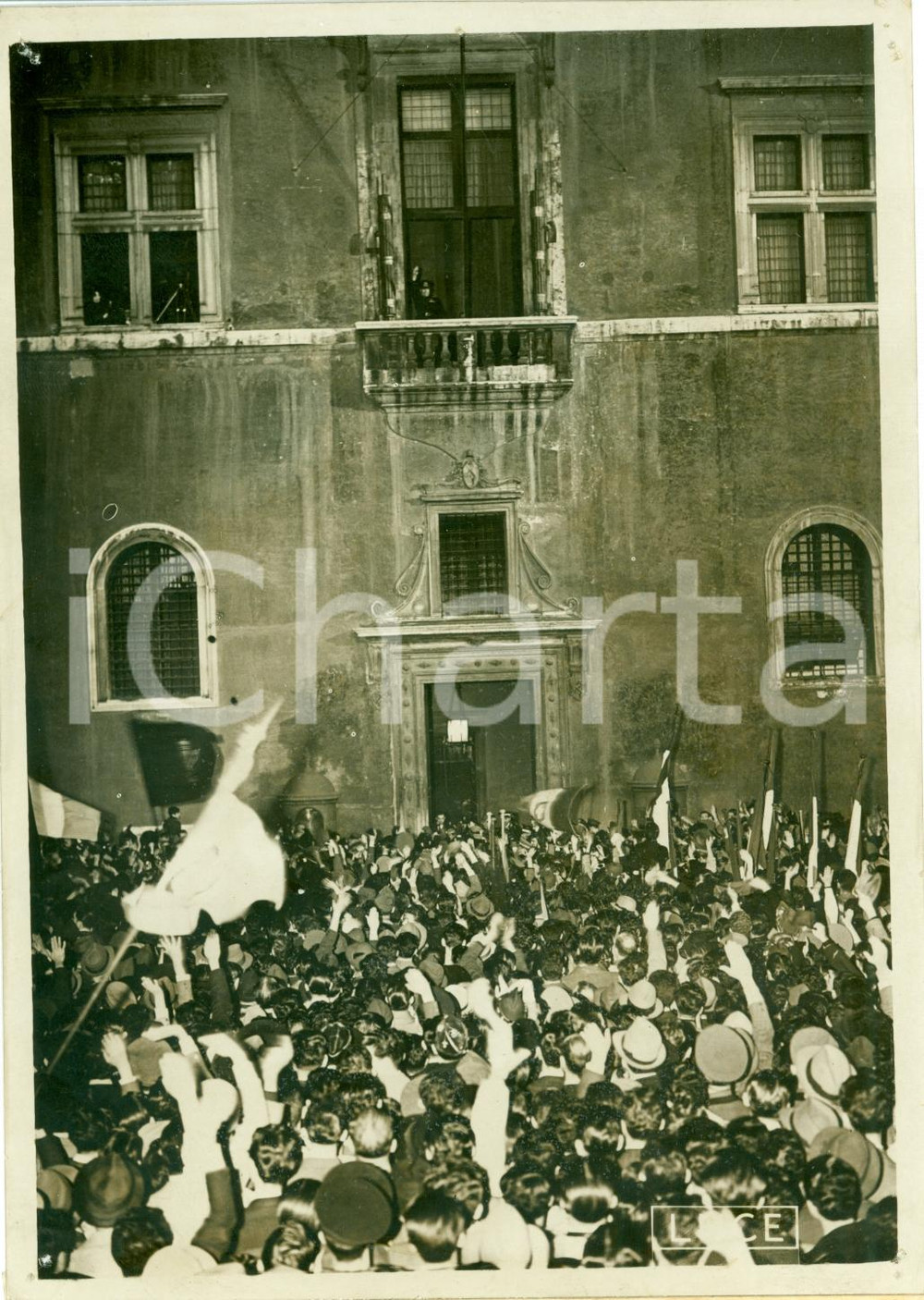 Fotografia d epoca originale 1939 ROMA Studenti universitari acclamano il DUCE Palazzo VENEZIA Fotografia 1