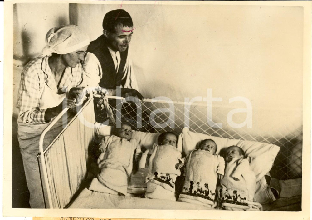 Fotografia d epoca originale 1937 PATARLAGELE ROMANIA Nascita di quattro gemelli in una famiglia povera 1