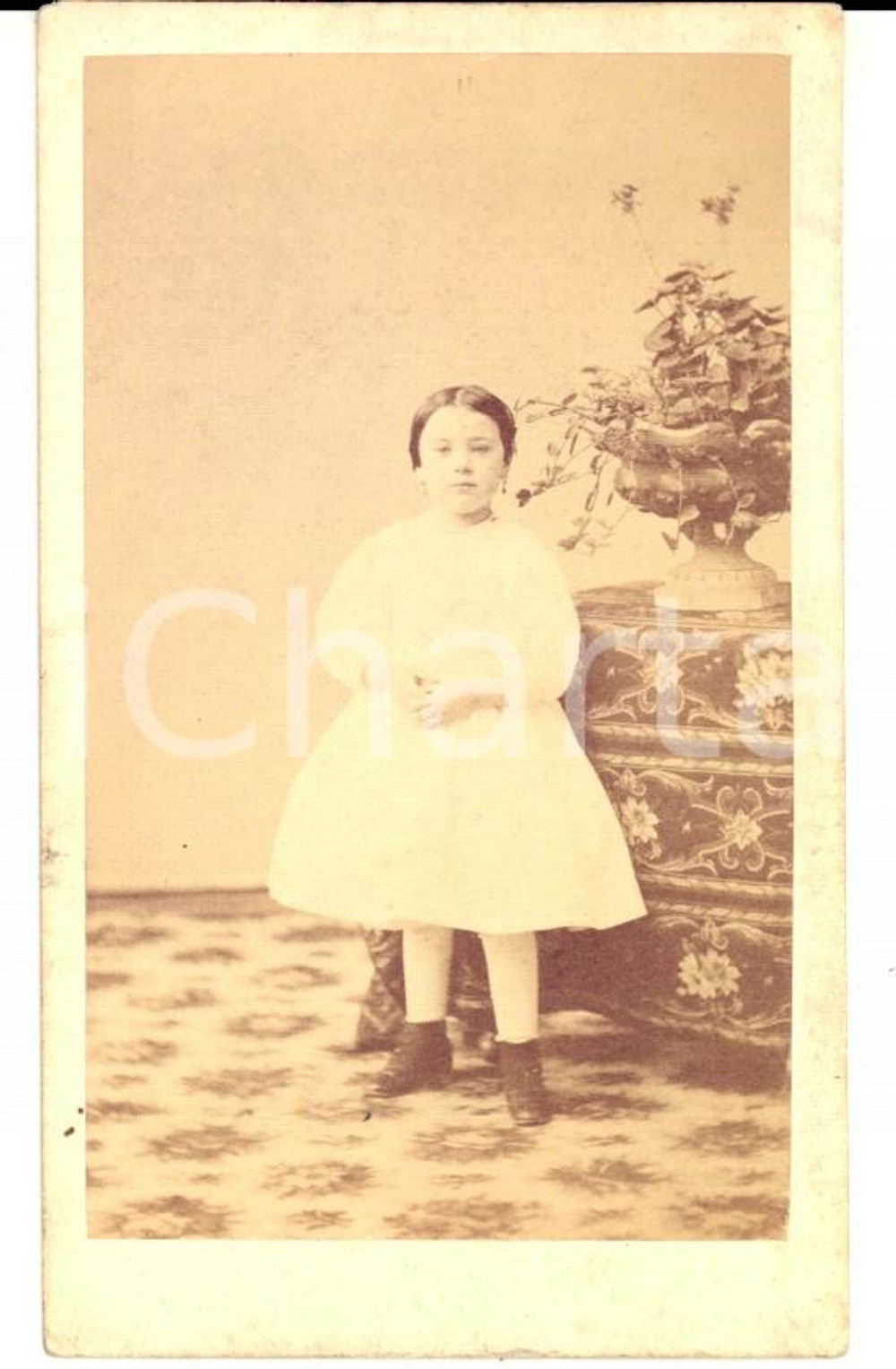 Fotografia d epoca originale 1870 ca  CLERMONTFERRAND F Ritratto di bambina in abito bianco Foto RENAUD 1