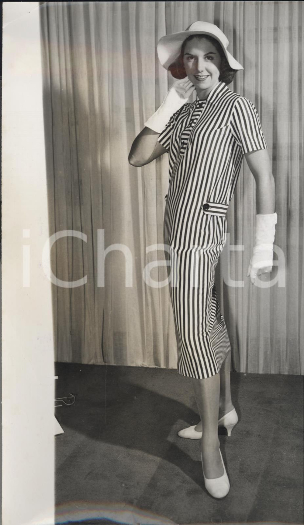 Fotografia d epoca originale 1958 LONDON PETERKIN s sack with stripes at Royal Society of Painters Photo 1