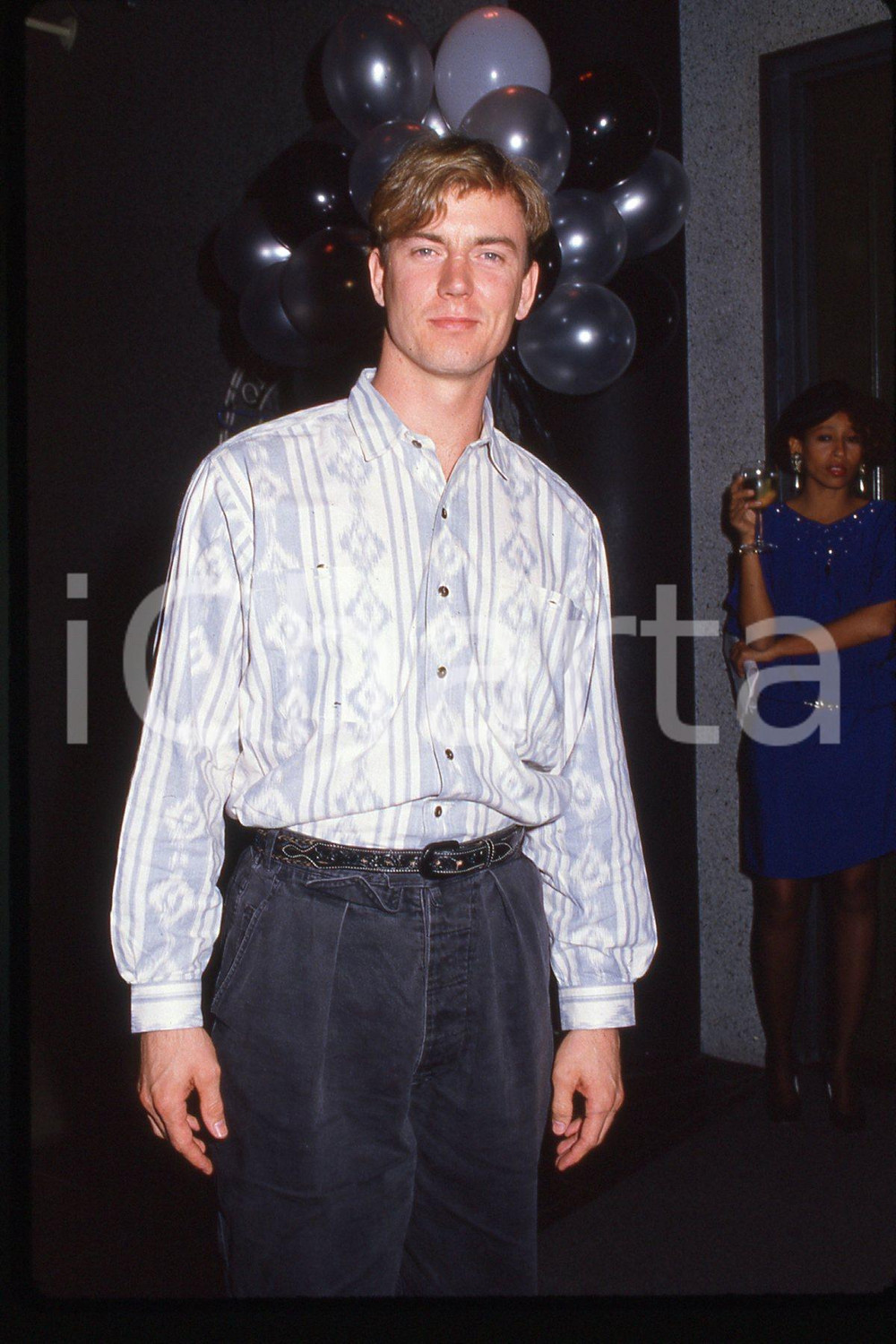 35mm vintage slide* 1987 USA - CINEMA Actor Barry TUBB  Diapositiva d'epoca, in formato 35 mm.CONDIZIONI: GOODE' severamente vietata la riproduzione. Tutti i diritti sono riservati.Nella diapositiva ICharta mette in vendita, sul negozio eBay e in esclusiva sul sito "icharta" il proprio archivio composto da numerose diapositive e negativi fotografici d'epoca, tutti originali e autentici, che attraversano la storia del costume italiano tra gli la fine degli anni Sessanta e Novanta.Si tratta di uno sguardo inedito sull'attualit&agrave;, la politica, la vita quotidiana, il gossip e la cultura, che fotografa il cambiamento della nazione in quest'ultimo scorcio del XX secolo. Un'occasione unica per il mercato del collezionismo, che vede finalmente disponibile un archivio eccezionale per vastit&agrave;, tematiche e condizioni, in un settore (il negativo fotografico e la diapositiva) di assoluta novit&agrave; e dalle interessanti prospettive di investimento. GOOD/buono   originale e autentica 1