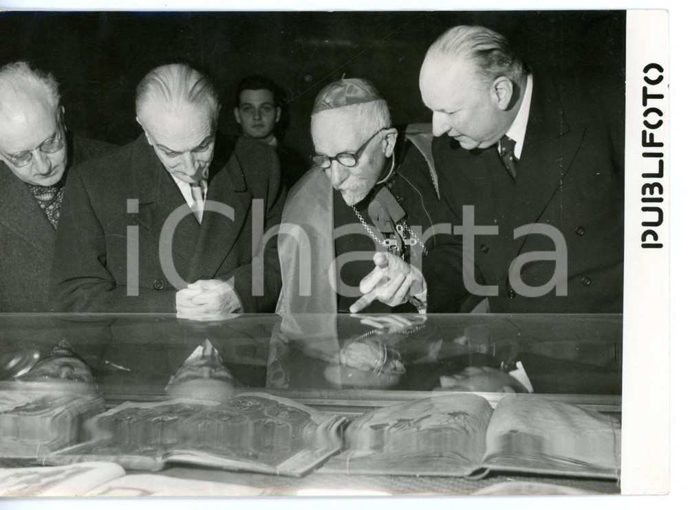 1953 ROMA PALAZZO VENEZIA Mostra miniatura - Antonio SEGNI e Celso COSTANTINI Fotografia d'epoca con didascalia coeva.  CONDIZIONI: G (ma lieve ondulatura al margine superiore) FORMATO: 18x13 cm     originale e autentica 1