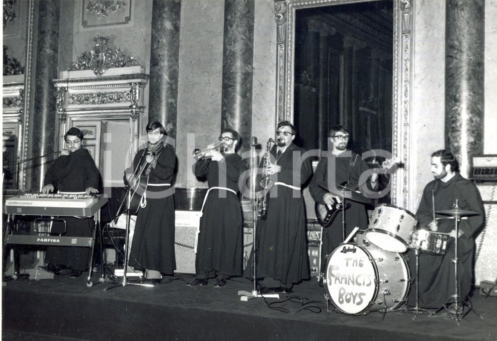 Fotografia d epoca originale 1972 MILANO Frati The Francis Boys suonano al Circolo della Stampa Foto 1