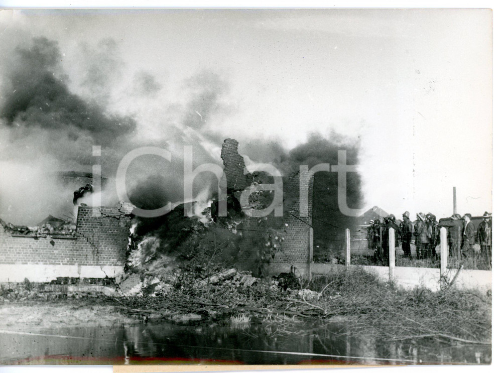 1960 LAUWE (BELGIO) Pompieri estinguono incendio in una fabbrica di pneumatici 