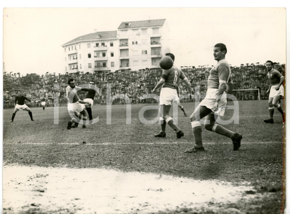 1953 CALCIO Serie A - TORINO-NOVARA 1-0 Azione di Pietro BIAGIOLI *Foto 24x18 cm Fotografia d'epoca con didascalia coeva.  CONDIZIONI: POOR (bassa qualit&agrave; di stampa; piegatura all'angolo superiore sinistro; piccola mancanza all'angolo inferiore destro) FORMATO: 24x18 cm     originale e autentica 1