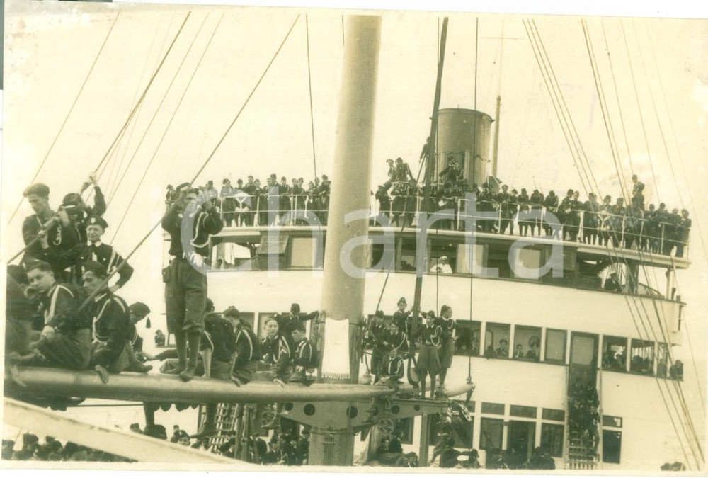 Fotografia d epoca originale 1935 ca NAPOLI Piroscafo degli Avanguardisti in vista del porto Fotografia 1