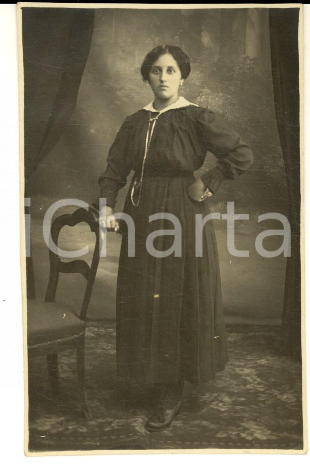 Fotografia d epoca originale 1930 ca PORDENONE Giovane donna con lunga collana Foto cartolina FALOMO 1