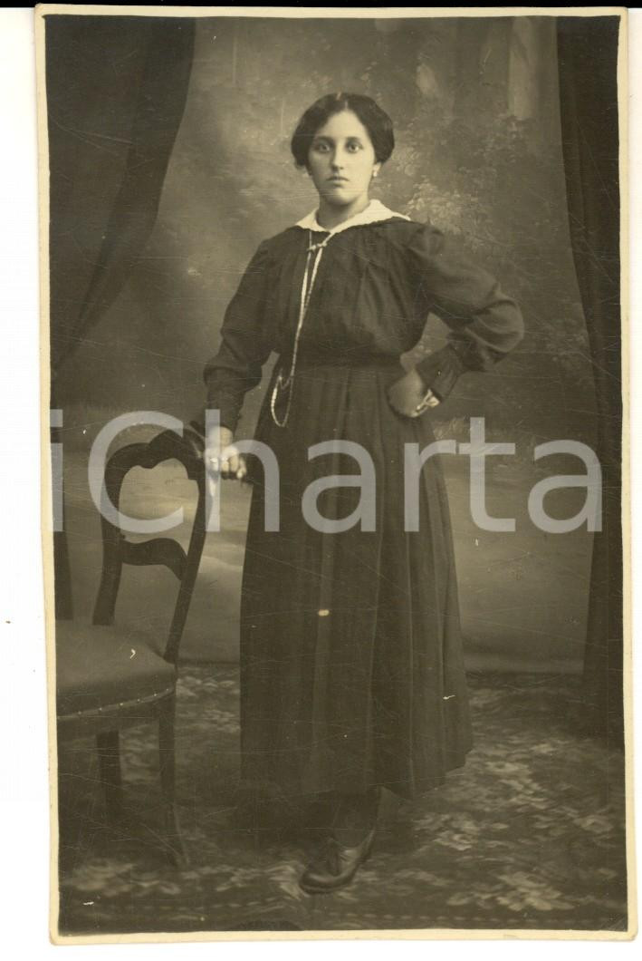 Fotografia d epoca originale 1930 ca PORDENONE Giovane donna con lunga collana Foto cartolina FALOMO 1
