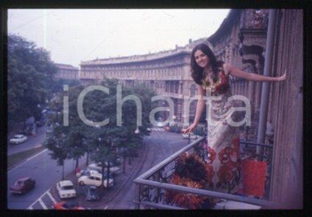 35mm vintage slide* 1985 ca ITALIA - MUSICA Gigliola CINQUETTI Ritratto (39)  Diapositiva d'epoca, in formato 35 mm.CONDIZIONI: GOODE' severamente vietata la riproduzione. Tutti i diritti sono riservati.Nella diapositiva ICharta mette in vendita, sul negozio eBay e in esclusiva sul sito "icharta" il proprio archivio composto da numerose diapositive e negativi fotografici d'epoca, tutti originali e autentici, che attraversano la storia del costume italiano tra gli la fine degli anni Sessanta e Novanta.Si tratta di uno sguardo inedito sull'attualit&agrave;, la politica, la vita quotidiana, il gossip e la cultura, che fotografa il cambiamento della nazione in quest'ultimo scorcio del XX secolo. Un'occasione unica per il mercato del collezionismo, che vede finalmente disponibile un archivio eccezionale per vastit&agrave;, tematiche e condizioni, in un settore (il negativo fotografico e la diapositiva) di assoluta novit&agrave; e dalle interessanti prospettive di investimento. GOOD/buono   originale e autentica 1