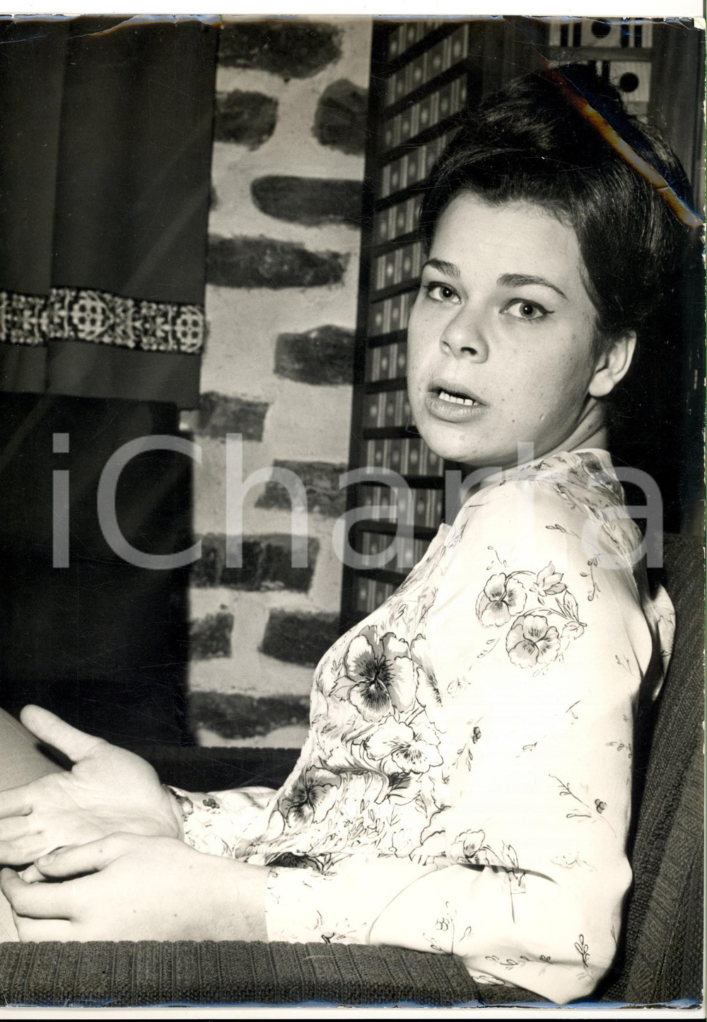 Fotografia d epoca originale 1960 ca FRANCIA? Principessa Maria Beatrice di SAVOIA con camicia a fiori Foto 1