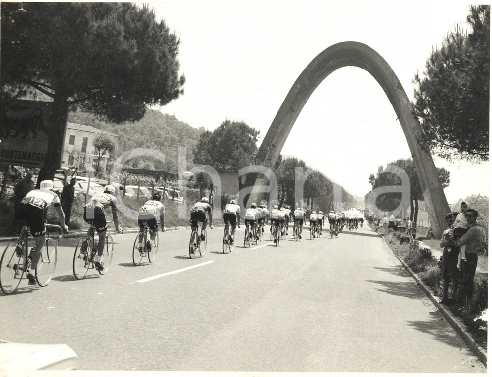 1967 CICLISMO GIRO D'ITALIA 3^ Tappa LA SPEZIA-PRATO - Passaggio del gruppo