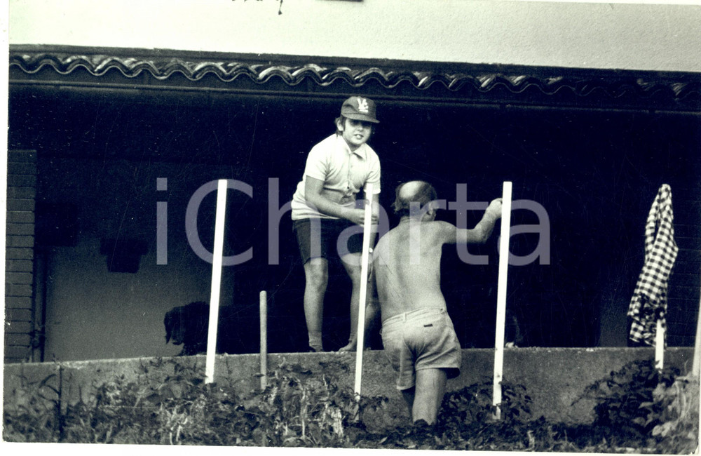 1975 ca COSTUME Massimiliano PANI bambino in vacanza - Fotografia 30x20 cm Fotografia d'epoca. CONDIZIONI: G (ma sbrecciatura al margine sinistro)FORMATO: 30x20 cm    originale e autentica 1