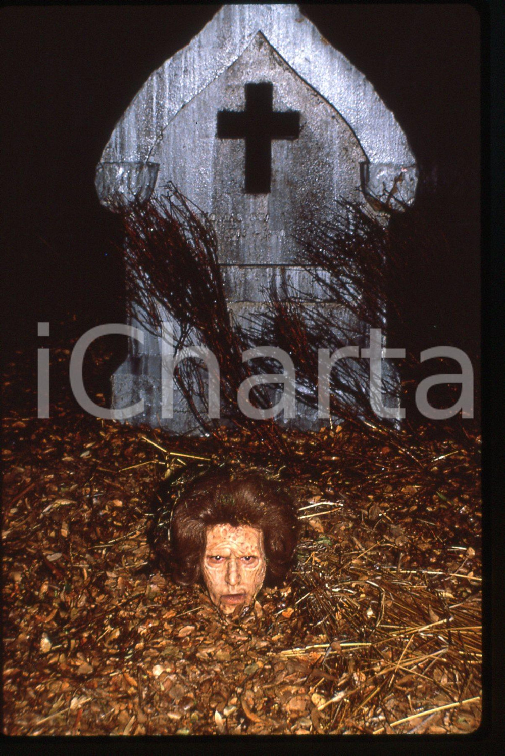 35mm vintage slide*1988 RETURN OF THE LIVING DEAD 2 Zombie - Scena film 16  Diapositiva d'epoca, in formato 35 mm. CONDIZIONI: GOODE' severamente vietata la riproduzione. Tutti i diritti sono riservati. ICharta mette in vendita, sul negozio eBay e in esclusiva sul sito "icharta" il proprio archivio composto da numerose diapositive e negativi fotografici d'epoca, tutti originali e autentici, che attraversano la storia del costume italiano tra gli la fine degli anni Sessanta e Novanta.Si tratta di uno sguardo inedito sull'attualit&agrave;, la politica, la vita quotidiana, il gossip e la cultura, che fotografa il cambiamento della nazione in quest'ultimo scorcio del XX secolo. Un'occasione unica per il mercato del collezionismo, che vede finalmente disponibile un archivio eccezionale per vastit&agrave;, tematiche e condizioni, in un settore (il negativo fotografico e la diapositiva) di assoluta novit&agrave; e dalle interessanti prospettive di investimento.  originale e autentica 1