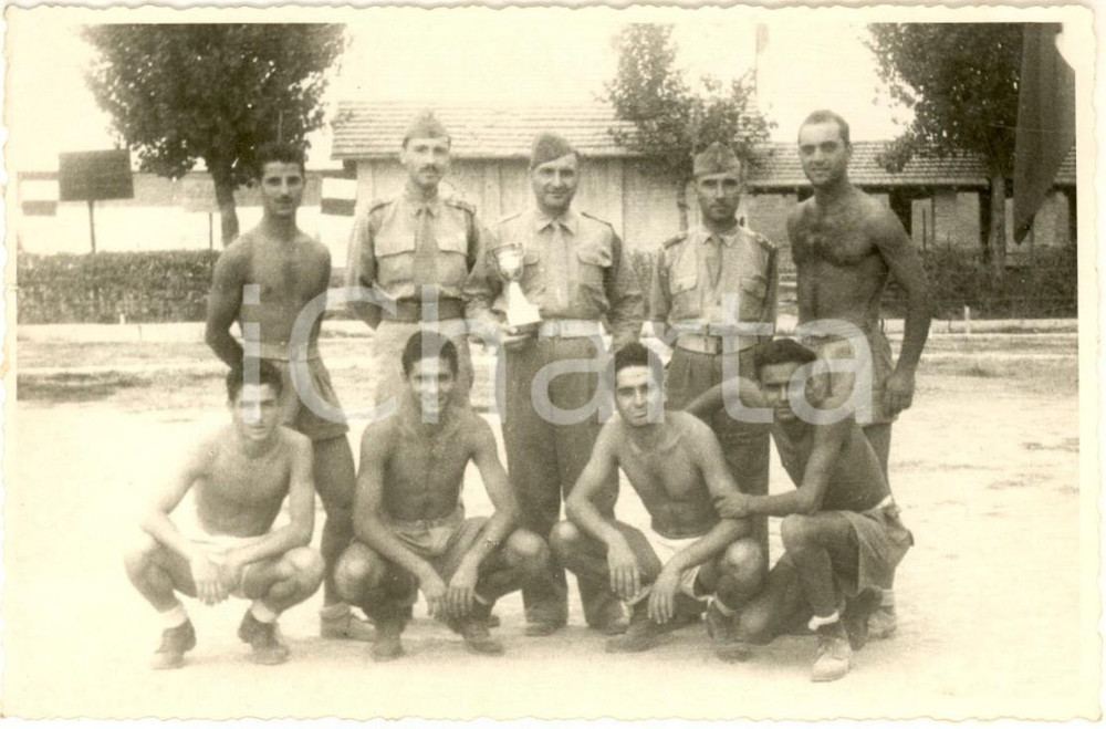 Fotografia d epoca originale 1947 MODENA Caserma Ottavo Campale  Ufficiali vincitori a calcio  Foto 14x9 cm 1