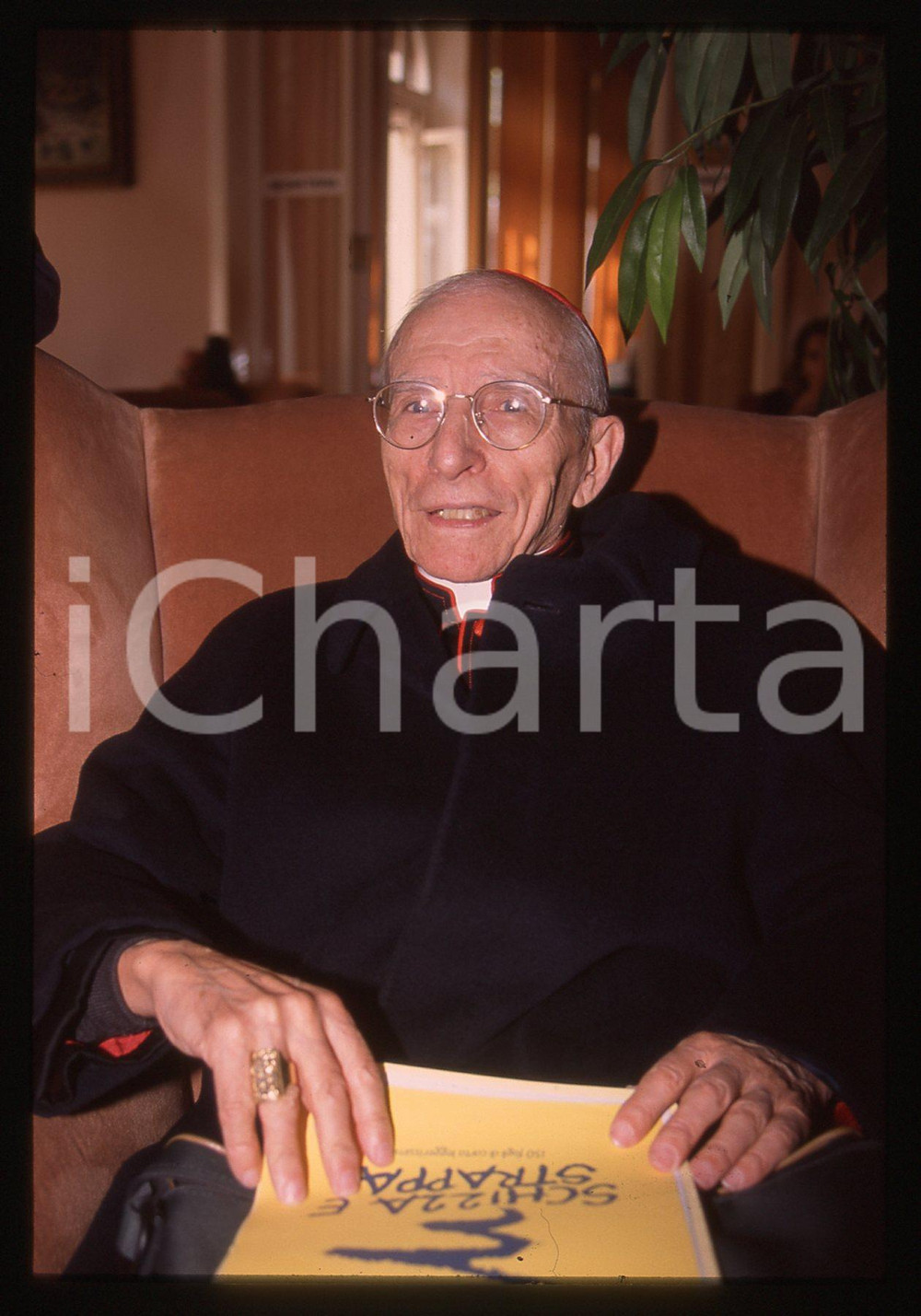35mm vintage slide* 1997 RIMINI Cardinale Ersilio TONINI Ritratto (2)  Diapositiva d'epoca, in formato 35 mm.Nella diapositiva compare il cardinale Ersilio Tonini in occasione del convegno "Il daimon del benessere. Sanit&agrave;, servizi, previdenza tra Stato, mercato e non-profit", promosso dal Centro ricerche Pio Manz&ugrave; e dal Gruppo sanitario Villa Maria e svoltosi dal 18 al 21 ottobre 1997 presso il Centro grand'incontri del Grand Hotel Rimini.  CONDIZIONI: GOOD Tutti i diritti riservati.E' severamente vietata la riproduzione. ICharta mette in vendita, sul negozio eBay e in esclusiva sul sito "icharta" il proprio archivio composto da numerose diapositive e negativi fotografici d'epoca, tutti originali e autentici, che attraversano la storia del costume italiano tra gli la fine degli anni Sessanta e Novanta.Si tratta di uno sguardo inedito sull'attualit&agrave;, la politica, la vita quotidiana, il gossip e la cultura, che fotografa il cambiamento della nazione in quest'ultimo scorcio del XX secolo. Un'occasione unica per il mercato del collezionismo, che vede finalmente disponibile un archivio eccezionale per vastit&agrave;, tematiche e condizioni, in un settore (il negativo fotografico e la diapositiva) di assoluta novit&agrave; e dalle interessanti prospettive di investimento.  originale e autentica 1