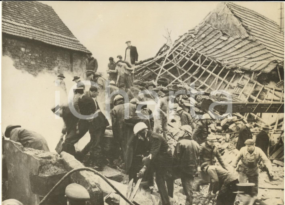 1960 LICHTENBERG (BAS RHIN) Schianto di aereo a reazione - I soccorsi - Foto