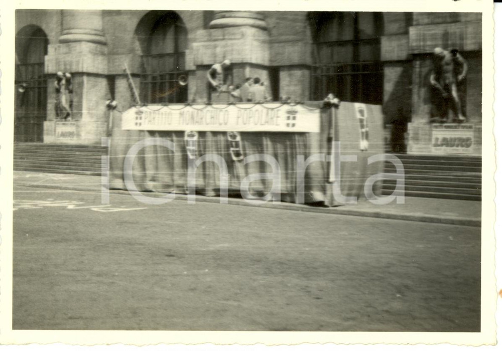 Fotografia d epoca originale 1955 MILANO Piazza AFFARI Preparazione Comizio PMP Striscioni Achille LAURO 1