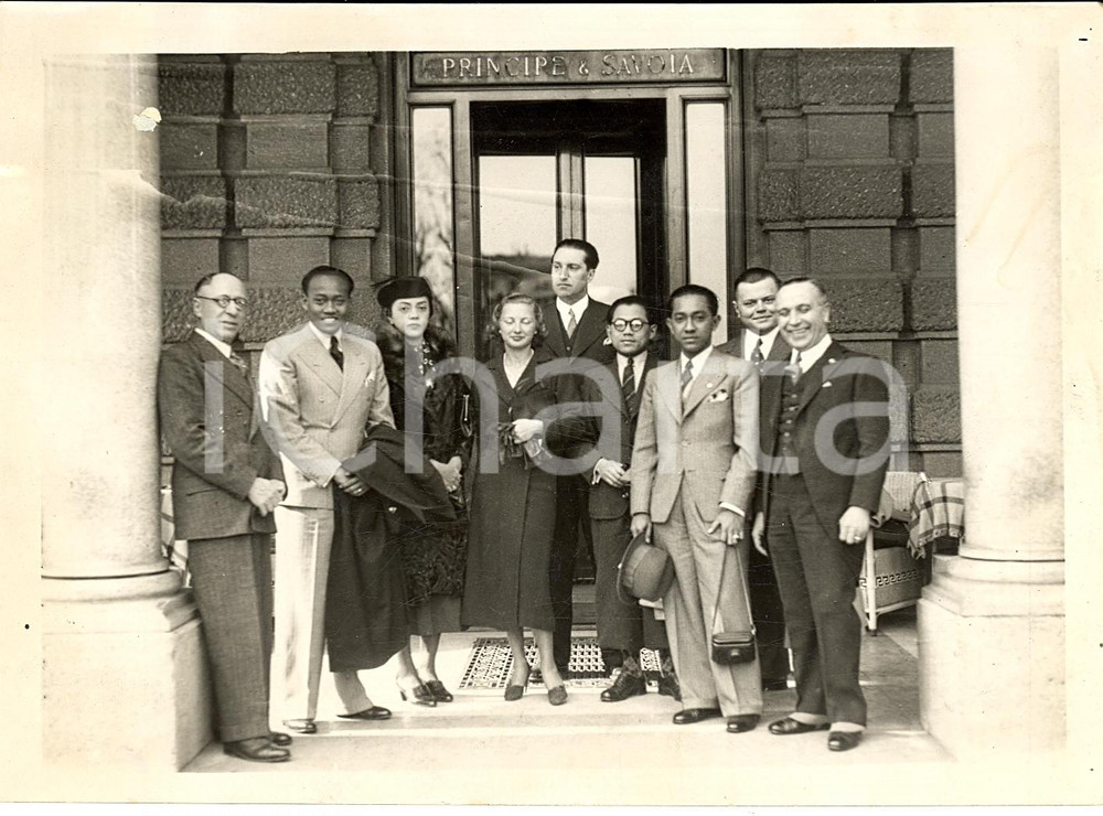 Fotografia d'epoca originale 1938 MILANO Delegazione internazionale all'ingresso del PRINCIPE DI SAVOIA *Foto 1