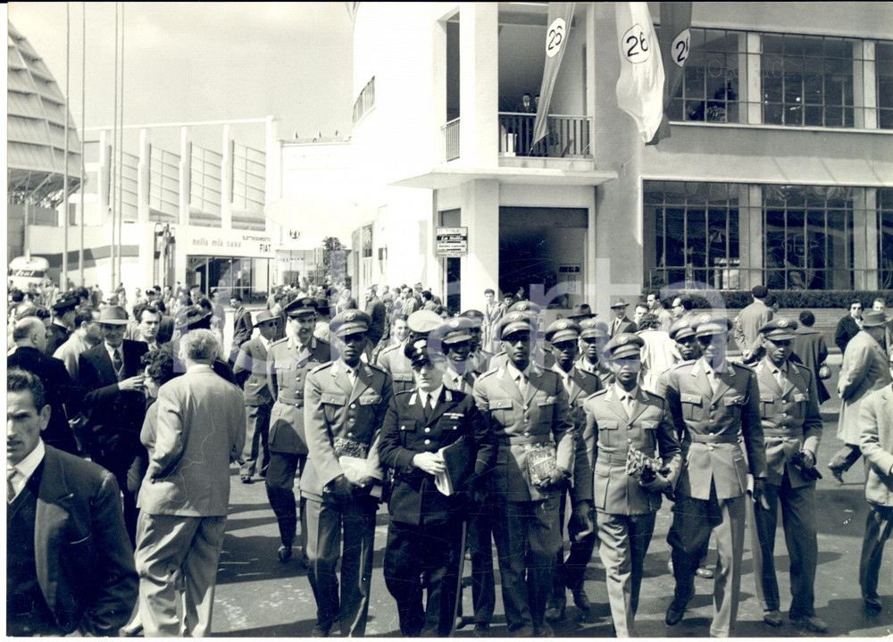 1957 MILANO 35^ Fiera Campionaria - Polizia africana in visita *Foto 18x13 cm