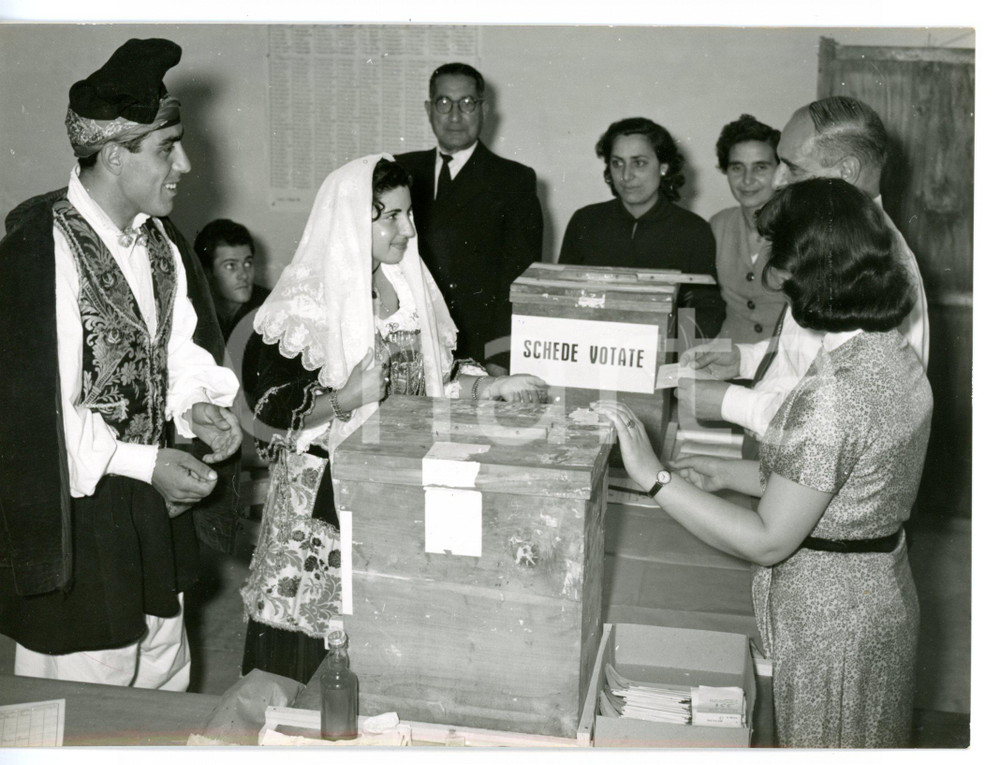 1957 QUARTU SANT'ELENA Elezioni - Coppia alle urne in costume tradizionale *Foto