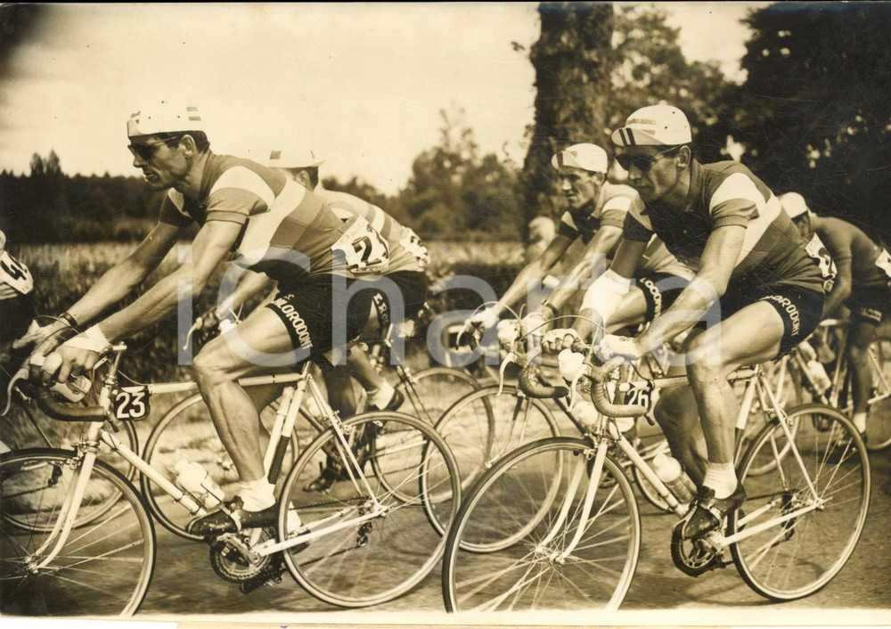 1957 CICLISMO TOUR DE FRANCE Gastone NENCINI e Mario BARONI nel gruppo - Foto