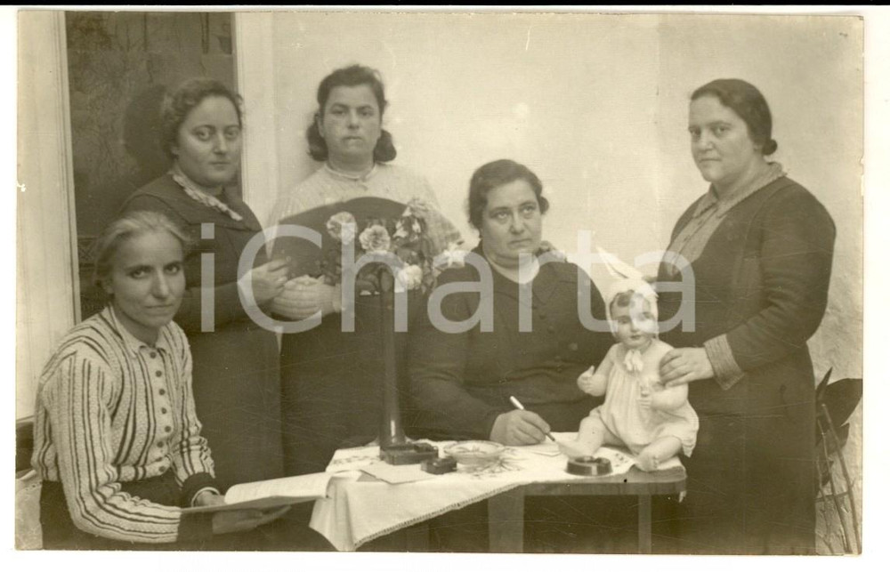 Fotografia d epoca originale 1930 ca NAPOLI Famiglia di donne al tavolo con bambola Foto cartolina CURIOSA 1