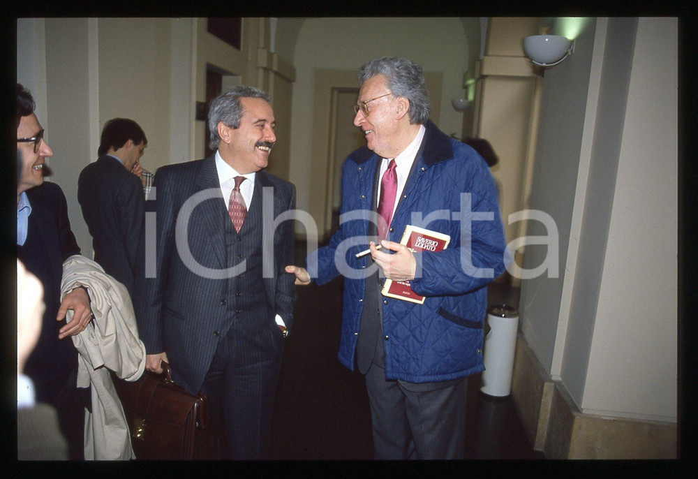 35mm vintage slide* 1990 ROMA Giovanni FALCONE Giampaolo PANSA - Ritratto (1)  Diapositiva d'epoca, in formato 35 mm.Nella diapositiva compaiono Giovanni Falcone e , in occasione della presentazione del libro di Saverio Lodato "Dieci anni di mafia", tenutasi a Roma il 10 aprile 1990.CONDIZIONI: GOOD  Tutti i diritti riservati.E' severamente vietata la riproduzione. ICharta mette in vendita, sul negozio eBay e in esclusiva sul sito "icharta" il proprio archivio composto da numerose diapositive e negativi fotografici d'epoca, tutti originali e autentici, che attraversano la storia del costume italiano tra gli la fine degli anni Sessanta e Novanta.Si tratta di uno sguardo inedito sull'attualit&agrave;, la politica, la vita quotidiana, il gossip e la cultura, che fotografa il cambiamento della nazione in quest'ultimo scorcio del XX secolo. Un'occasione unica per il mercato del collezionismo, che vede finalmente disponibile un archivio eccezionale per vastit&agrave;, tematiche e condizioni, in un settore (il negativo fotografico e la diapositiva) di assoluta novit&agrave; e dalle interessanti prospettive di investimento.  originale e autentica 1